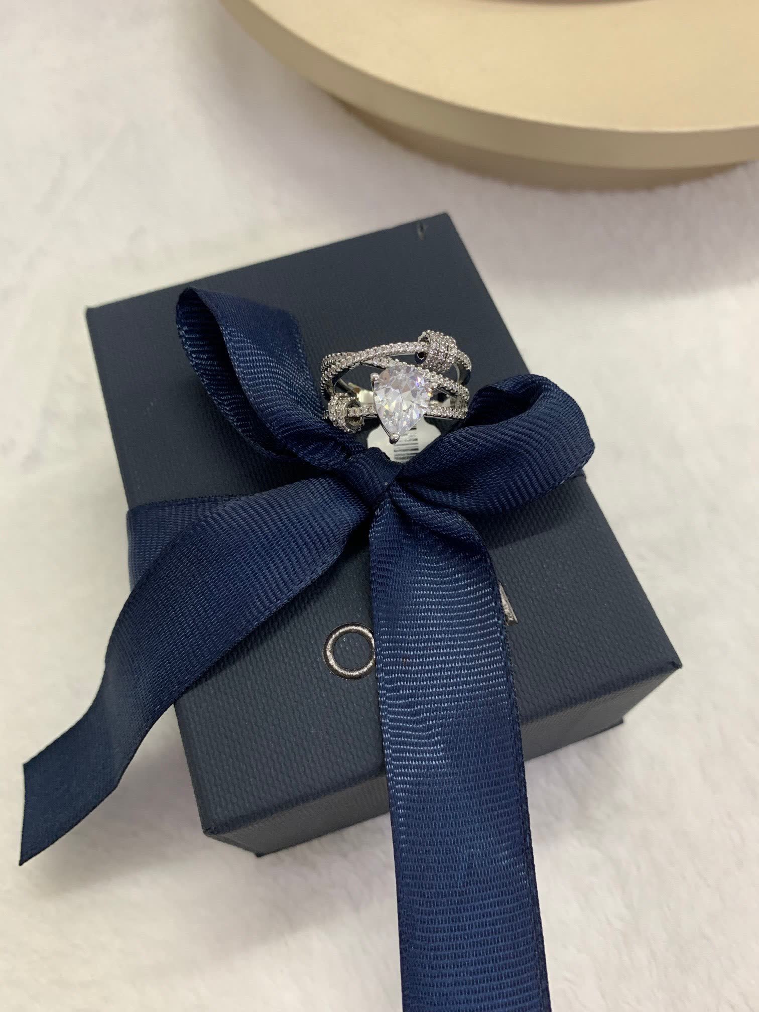 APM Monaco Elegant Pear-shaped Diamond Ring